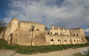 Деревянное укрепление было возведено ещё в конце XIV века первым владельцем этих мест — Ежи Чартковским