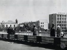Здание синагоги слева, 1960-е гг.