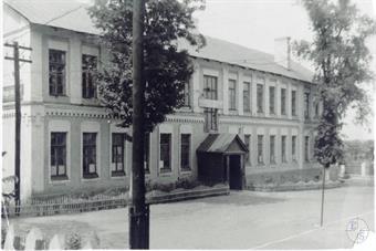 Школа №4 до 1980-х гг. Центрального и левого корпусов (если смотреть от входа) еще нет