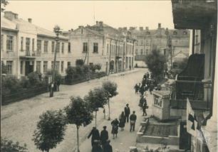 Вид с улицы Окрев, 1941-1943. Слева здание мэрии, за ним - будущая школа №2