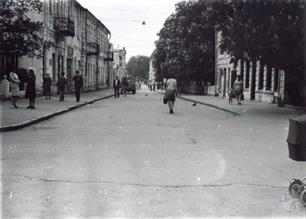 Улица К.Маркса, 1970-е гг. Вид от школы №2. Справа за домом виден сквер