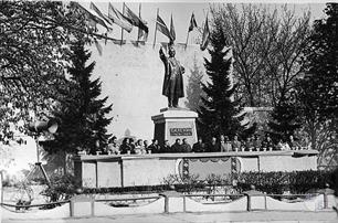 Ленин стоял с самом начале улицы, напротив горисполкома