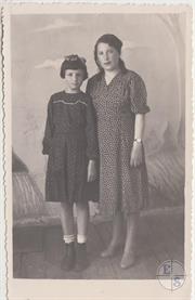 На обр. стороне: На память сестре-шурину и племяникам от сестры и племяницы Мани-Раи. Снято 11 мая 1951 г. в г. Жмеринка
