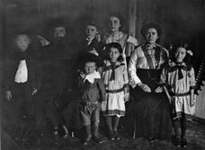 Семья раввина. Фото экспедиции Ан-ского, 1912 Семья раввина. Фото экспедиции Ан-ского, 1912