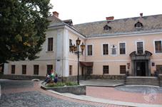 Впоследствии принадлежал Шенборнам, которые перестроили его в 1748 г. Впоследствии принадлежал Шенборнам, которые перестроили его в 1748 г.