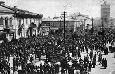 Первомайская демонстрация в 1918. Все плакаты - на идише Первомайская демонстрация в 1918. Все плакаты - на идише