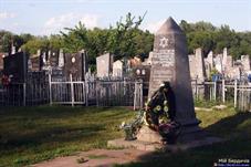 Памятник жертвам нацистов у входа на кладбище. Фото berdychiv.in.ua