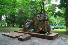 Памятник в парке
