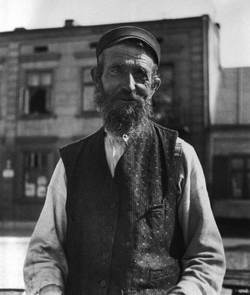 Старик на улице, Мукачево