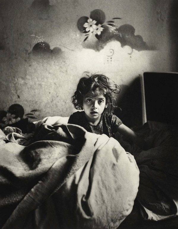 Единственные цветы ее молодости, Варшава, 1938. Девочка болеет, и отец нарисовал цветы на стене над ее кроватью