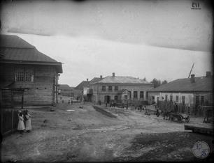 Олика, городская площадь с деревянной синагогой слева и каменной справа на заднем плане