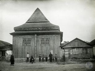 Ярмолинцы, синагога. Видны витражи с изображениями звезд Давида