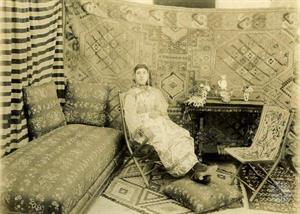 Молодая еврейка из Алжира в своем доме, 1890