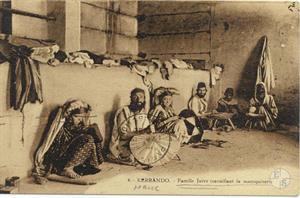 Керранду, Марокко. Еврейская семья изготавливает кожаные изделия