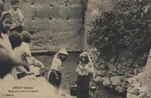 Дебду, Марокко. Еврейские женщины у реки. Изд-во D.Millet