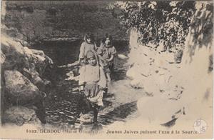 Дебду, Марокко. Еврейские девушки черпают воду из источника