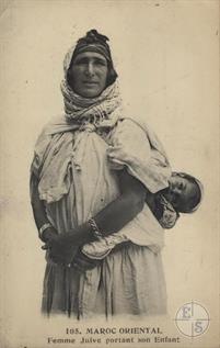 Марокко. Еврейская женщина, несущая своего ребенка