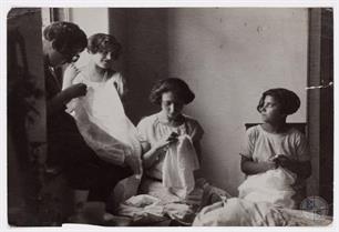 Козинцы. Четыре еврейские девушки вышивают возле окна