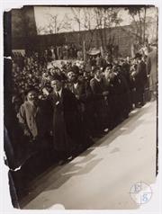 Люблин. Евреи толпятся во дворе, слушая выступление с балкона на открытии Люблинской ешивы