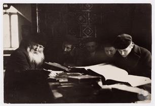 Люблин. Евреи изучают Талмуд в старой синагоге