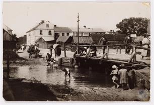 Мацеёвице. Прохожие и дети у пешеходного моста в одном из старейших еврейских районов