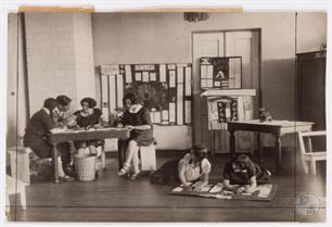 Миеджешин. Дети с учителем Менухе Зальцманом делают стенгазету в санатории "Медем"