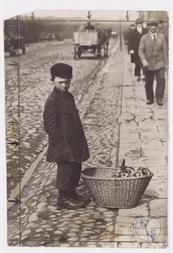 Варшава. Мальчик у своей корзины с бубликами