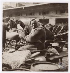 Варшава. Женщина позирует со своими товарами на рынке
