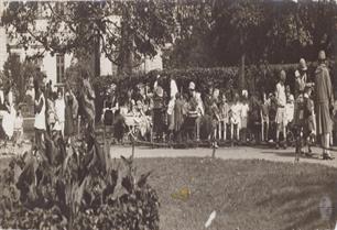 Варшава. Матери с детьми и коляски вдоль ряда лавочек в Красинском парке, в Еврейском квартале