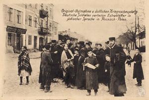 Кенигсберг (совр. Калининград). Немецкие солдаты раздают листовки на еврейском языке, 1915