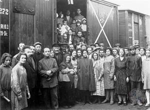 Евреи-переселенцы из-за границы на станции Тихонькая. Биробиджанский район, начало 1930-х гг.