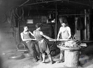 Цех гнутой мебели фабрики им. Димитрова в г. Биробиджане. 1936 г. Фото Л. Гершковича