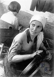 Работница цеха гнутой мебели фабрики им. Димитрова. 1936 г. Фото Л. Гершковича
