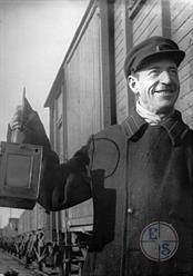 Старший кондуктор­стахановец Самуил Гулуб, переселенец из Винницкой области. Станция Ин, 1937г. Фото Х. Гринберга