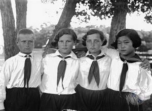 Пионерская дружба. Еврейские, русские и корейские пионеры. ЕАО, 1936 г.