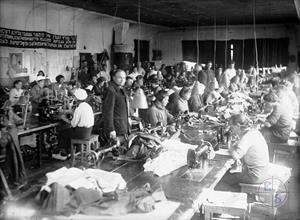 На Биробиджанской швейной фабрике. До 1937 г.