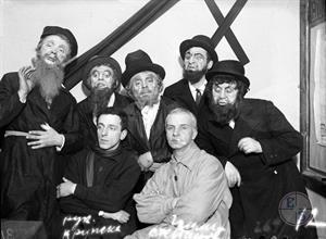 Режиссер Биробиджанского Государственного еврейского театра Марк Рубинштейн и актеры театра. 1934 г.