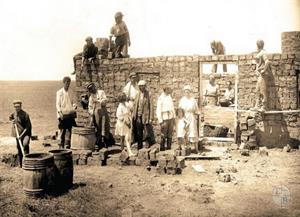 Члены коммуны "Ойфлебунг" строят временную кухню, Крым, 1925. Архив Джойнт