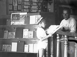 Заведующий Лариндорфской библиотекой тов. Штурман выдает книгу юному читателю. Лариндорфский еврейский национальный район, Крым, до 1936 г. Фото П. Ганина