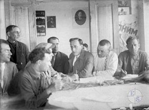 Владимир Маяковский (крайний слева) на заседании правления Мосозета, 1926 г.