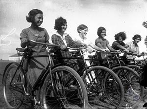 Велосипедистки. 1930-е гг.