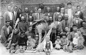 Агрономы ОРТа посещают еврейскую сельскохозяйственную колонию в Бессарабии. Румыния. 1930-е гг.
