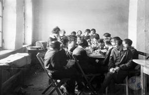 Группа детей за завтраком во время перерыва. Женская профессиональная школа. Бельцы, Бессарабия, Румыния. 1928 г.