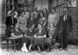 Группа 1-го выпуска курсов по изготовлению шляп. [Кишинев, Румыния]. 1926 г.