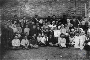 Группа детей очага. Сельскохозяйственная колония Хлебодаровка, Мариупольский уезд, Украина. 1922 г.