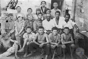 Группа подростков, работающих на огороде. Учебный огород Дома еврейской рабочей молодежи (бывший Клуб юношества ОРТа). Одесса, 1920-е гг.
