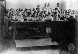 Дети за обедом в детском саду. Зеленополь, Мариупольский уезд, Украина. 1922 г.