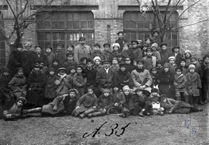 Группа учащихся и преподавателей перед фасадом Еврейского профтехнического училища "Металл", субсидировавшегося ОРТом. Киев, Украина. 1921 г.