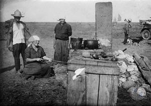 Обед в еврейской сельскохозяйственной колонии на Украине. 1926 г.