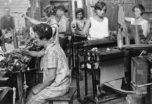 Работники трикотажной фабрики, оборудование которой было поставлено через ОРТ-Фарбанд. Одесса, Украина. 1930 г.